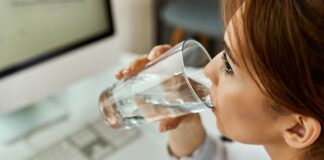 Zastosowanie dystrybutorów do wody w szkołach i placówkach edukacyjnych